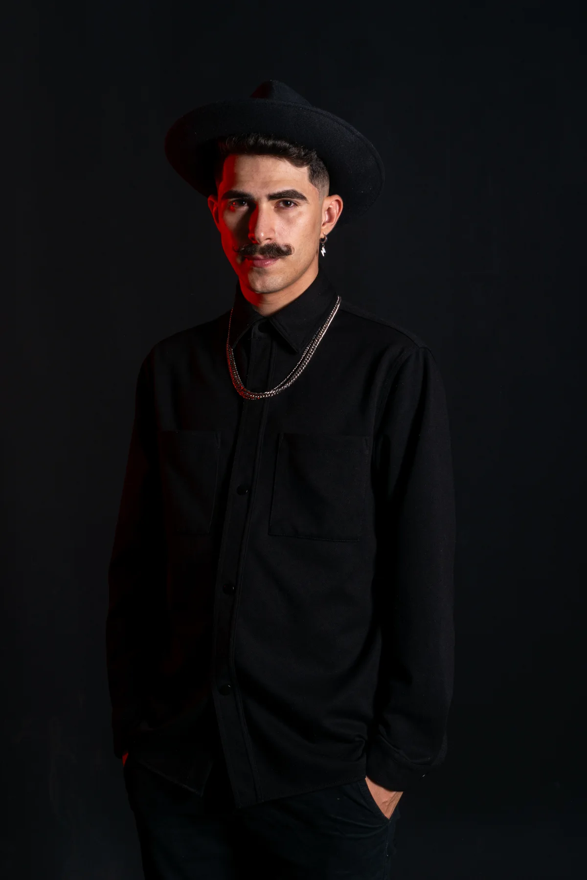 Retrato artístico em estúdio com chapéu e blazer preto, do ensaio César e Lucas.