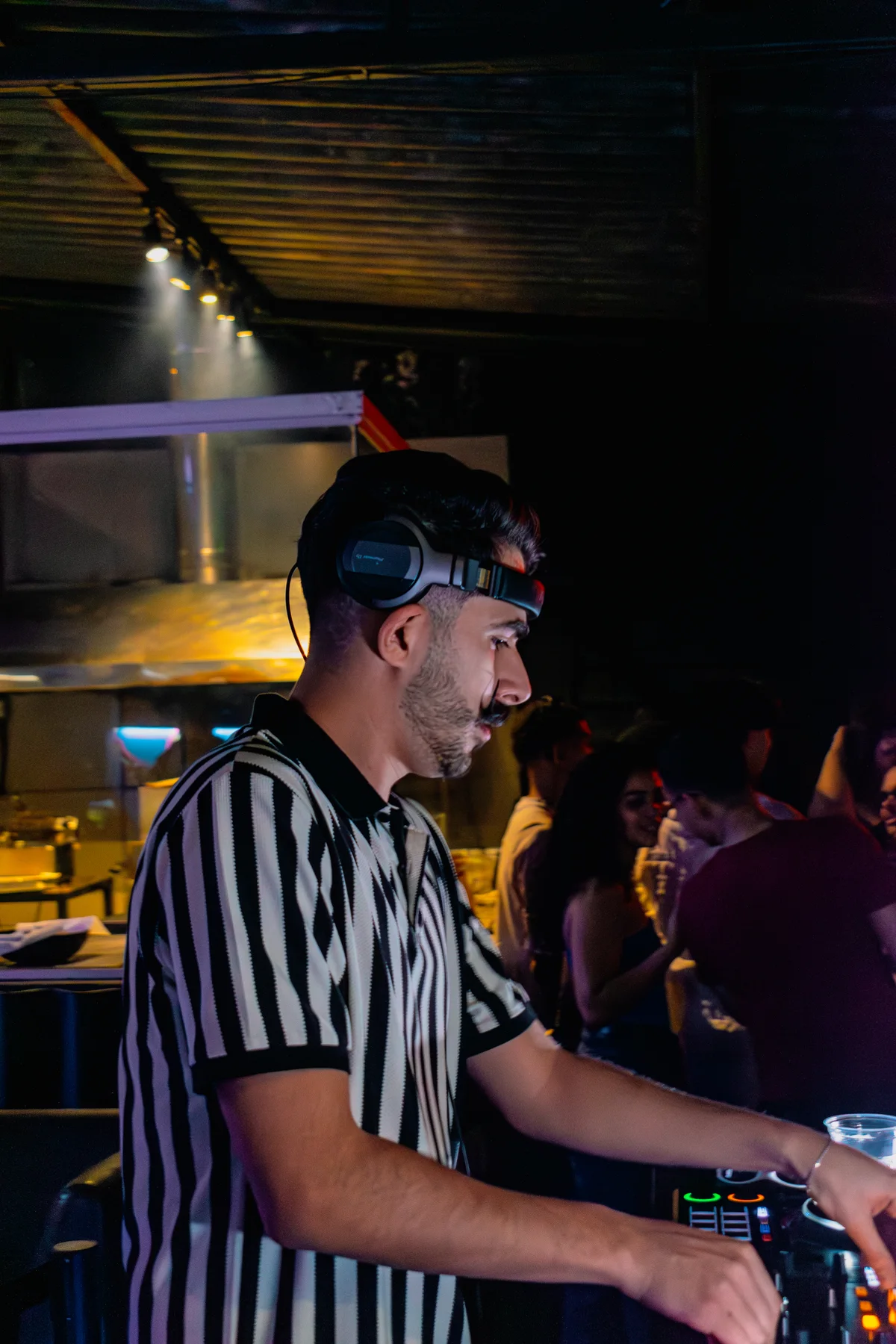 César Ribeiro em performance diante dos equipamentos de DJ.