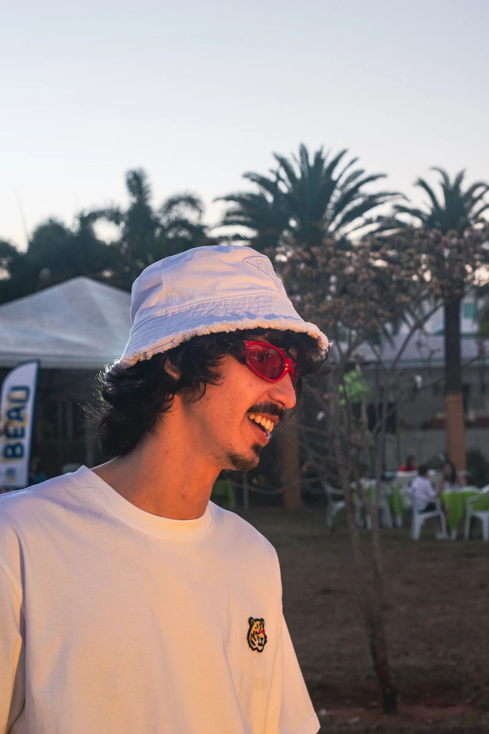 Artista do HeyDoc de chapéu e óculos nos bastidores do Caramelo Social.